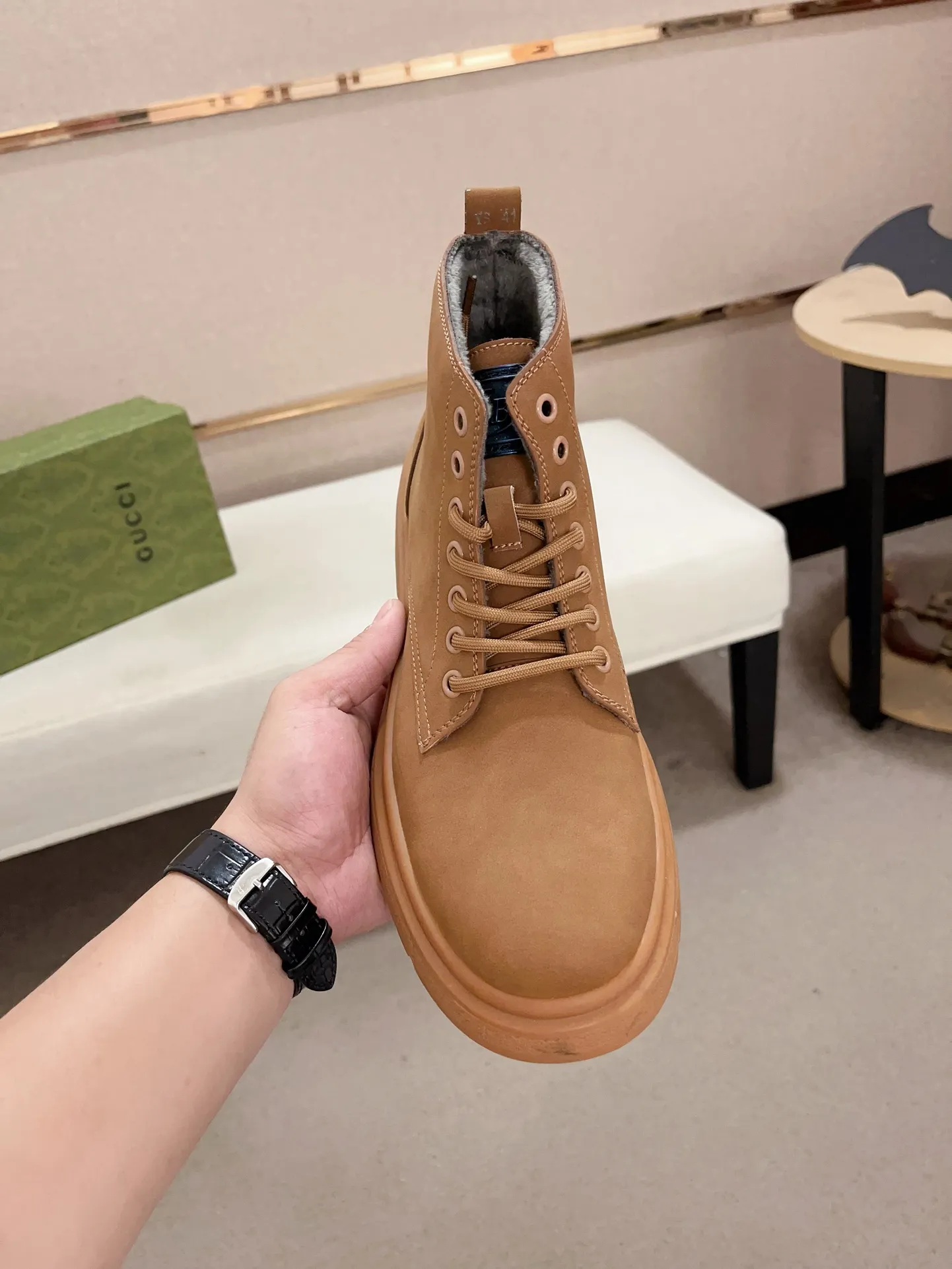 Men's shoes 💰 440💰 (can be made without standard supply platform) high-quality new high-top GUCCI (Gucci) counters are launched simultaneously, new men's shoes, 😘fabrics are selected from imported cowhide, lining: plush lining. 👍🏿 High-end ☄️ air-cushion molded anti-slip rubber outsole, exquisite lines, simple and elegant, comfortable and high-end for leisure travel. Code number: 38 to 44 (45 can be customized and cannot be returned or exchanged)